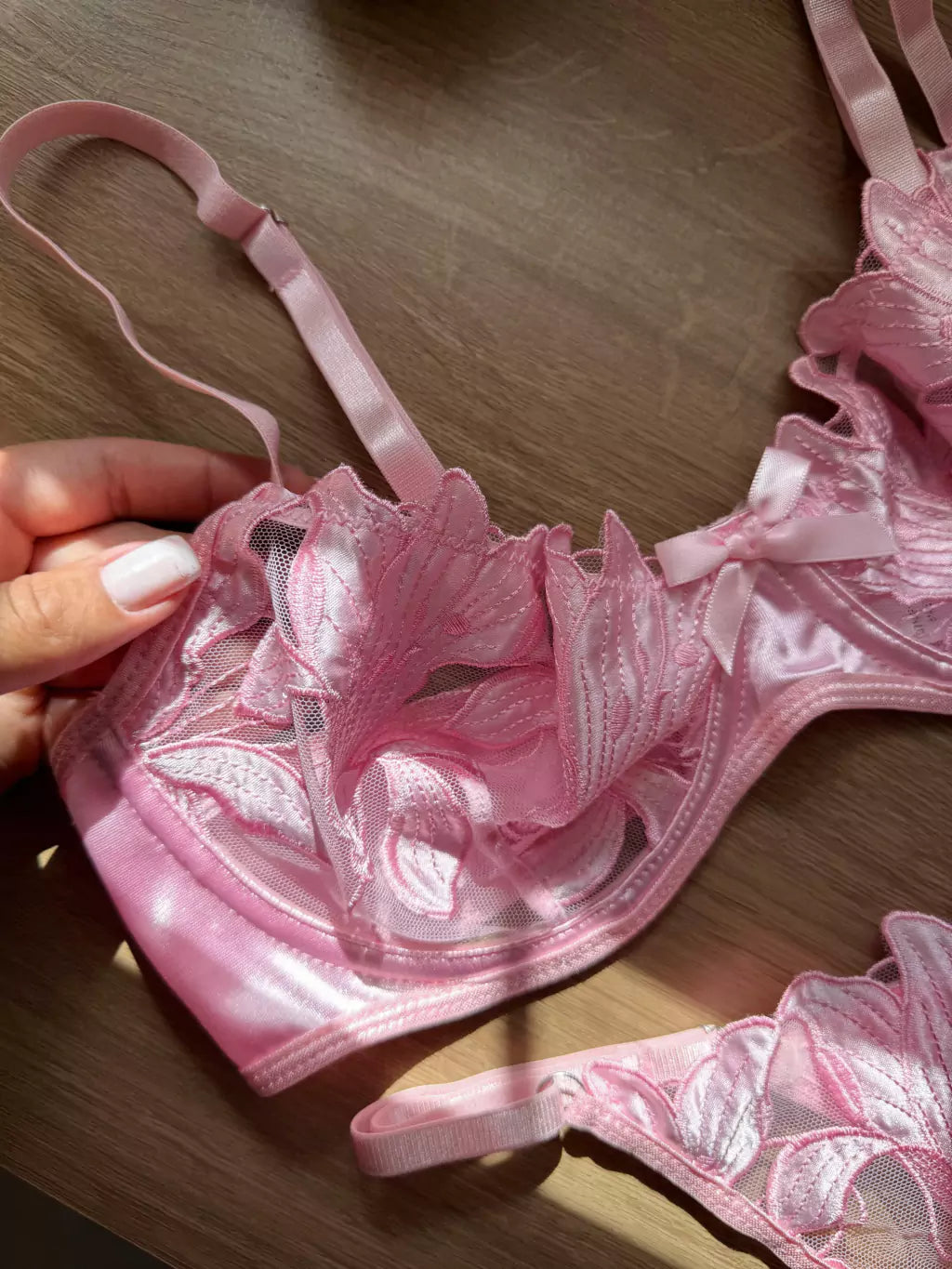 Conjunto Rosa Bebê em Tule Bordado e Tecido Cintilante sem Bojo com Aro de Sustentação | Aura